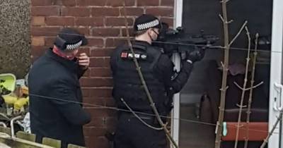 Moment armed police stormed house after 'taxi driver threatened with gun' - www.manchestereveningnews.co.uk - county Bradley - county Hyde