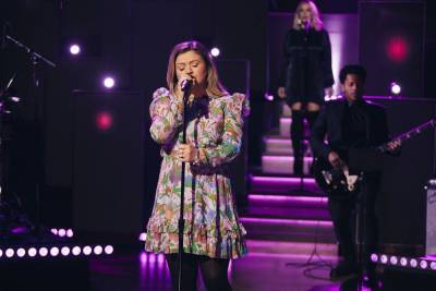 Kelly Clarkson Goes Disco-Pop With ‘Lovefool’ Cover - etcanada.com - Scotland - New Zealand - USA - Sweden