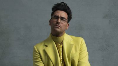 Dan Levy Rocks Chic Chartreuse Suit for 2021 Golden Globes - www.etonline.com