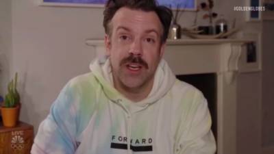 Jason Sudeikis' Tie-Dye Hoodie and the Best Cozy Looks From the 2021 Golden Globes - www.etonline.com