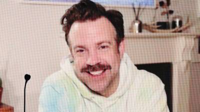 Jason Sudeikis' Hoodie at the 2021 Golden Globes Has Everyone Talking - www.glamour.com - New York