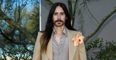Jared Leto Sports Flower Brooch in His Gucci Suit for Golden Globes 2021 - www.justjared.com