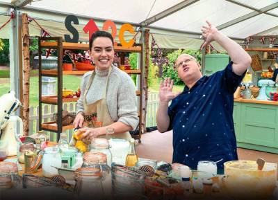 Great Celebrity Bake Off viewers are obsessed with Daisy Ridley’s bizarre toilet seat cake - evoke.ie