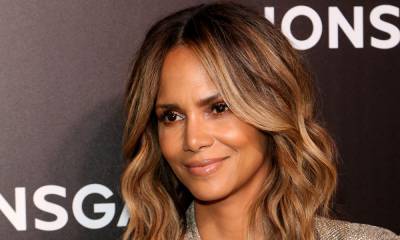 Halle Berry wows fans in bikini bottoms and a knotted t-shirt - hellomagazine.com