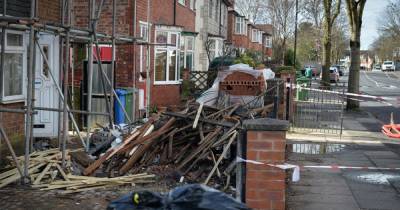 Road shut after roof blown off house in Old Trafford - www.manchestereveningnews.co.uk