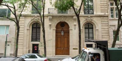 Jeffrey Epstein's NYC Mansion Sells for $51 Million - www.justjared.com - New York - Los Angeles