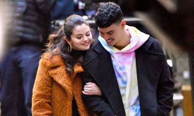 Selena Gomez clears up rumors she’s dating co-star Aaron Dominguez - us.hola.com - New York
