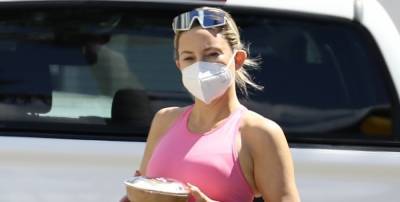 Kate Hudson Bares Her Fit Figure While Out Grabbing Lunch - www.justjared.com - county Pacific