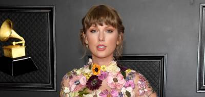 Taylor Swift is Covered in Flowers While Arriving at Grammys 2021 - www.justjared.com - Los Angeles