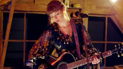 Watch Taylor Swift Bring Folklore to Life at the 2021 Grammys - www.glamour.com