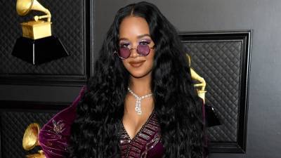 H.E.R. Talks Honoring George Floyd With 'I Can't Breathe' at 2021 GRAMMYs (Exclusive) - www.etonline.com