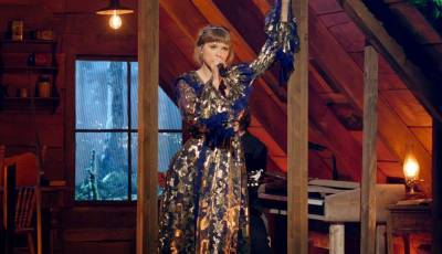 Taylor Swift's Grammys 2021 Performance Was a Medley of 'Folklore' & 'Evermore' Songs! - www.justjared.com - Los Angeles
