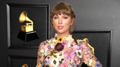 Taylor Swift Dazzles In Dreamy Floral Dress at GRAMMYs Red Carpet - www.etonline.com