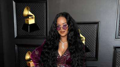H.E.R. Is 'So Grateful' After Winning Song of the Year for 'I Can’t Breathe' at 2021 GRAMMYs - www.etonline.com