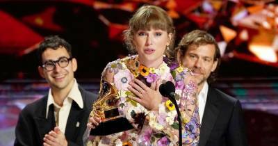 Jack Antonoff - Oscar De-La-Renta - Joe Alwyn - Taylor Swift Shouts Out Boyfriend Joe Alwyn While Accepting 2021 Grammy Award for Album of the Year - usmagazine.com