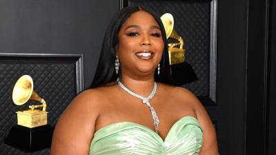 Lizzo Rocked $8 Faux Mink Lashes for Her Flawless 2021 GRAMMYs Beauty Look - www.etonline.com