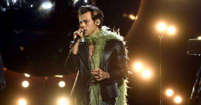 Harry Styles had a love affair with feather boas at the 2021 Grammys - www.msn.com