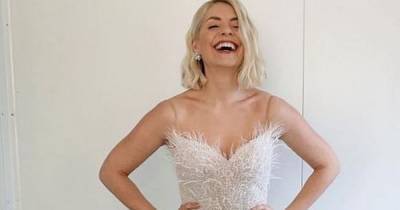 Dancing On Ice's Holly Willoughby quizzed by fans after they spot her wearing trainers - www.manchestereveningnews.co.uk