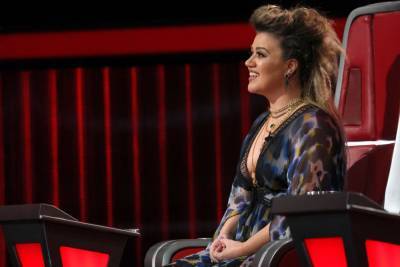 ‘The Voice’: Kelly Clarkson Uses Gwen Stefani To Try And Steal A Singer From Blake Shelton - etcanada.com - Jordan - county Young