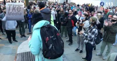 Watch moment hundreds of protesters chant 'Kill the Bill' in Manchester city centre as police watch on - www.manchestereveningnews.co.uk - Manchester