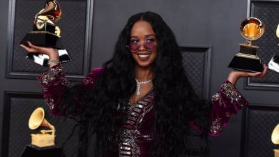 After top Grammy win, singer H.E.R. is heading to the Oscars - abcnews.go.com - New York