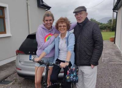 Muireann O’Connell grieves with her mother on parent’s 52nd wedding anniversary - evoke.ie