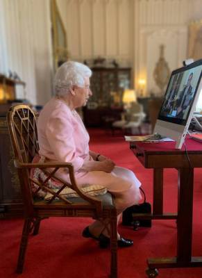 Queen Elizabeth Jokes Around While Unveiling Statue Of Herself - etcanada.com - Australia