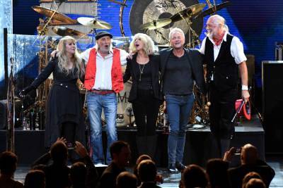 Lindsey Buckingham - Fleetwood Mac’s Mick Fleetwood And Lindsey Buckingham Have Ended Their Feud, Farewell Tour Possible - etcanada.com