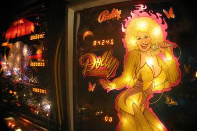 See Dolly Parton, in comic form - www.hollywood.com