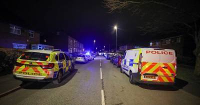 BREAKING: Man seriously injured in horror machete attack as armed police descend on street - www.manchestereveningnews.co.uk