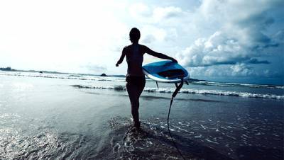 Surfer Katherine Diaz Dead at 22 After Being Struck by Lightning - hollywoodlife.com - Washington - Tokyo - El Salvador