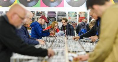 Revenues of vinyl are expected to overtake CD in 2021 according to new British Phonographic Industry report - www.officialcharts.com - Britain