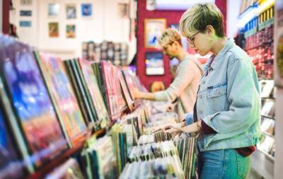 UK vinyl spending set to overtake CDs for first time since 1980s - www.nme.com - Britain