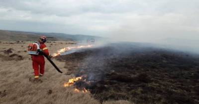 Crews battle 'first moorland fire of the season' on Saddleworth Moor - www.manchestereveningnews.co.uk