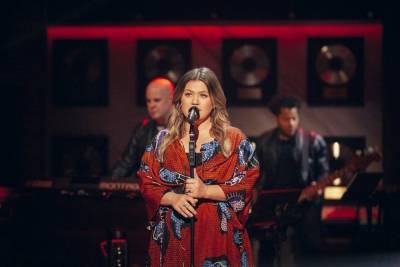 Kelly Clarkson Brings The Punk Energy To The Clash Cover - etcanada.com