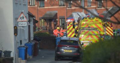 Woman badly hurt in fire at south Manchester flat has died - www.manchestereveningnews.co.uk - Manchester