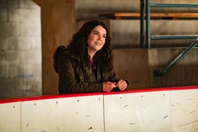 Lauren Graham Talks ‘Mighty Ducks: Game-Changers’ & The ‘Gilmore Girls’ Clause She Puts In All Her Contracts - etcanada.com