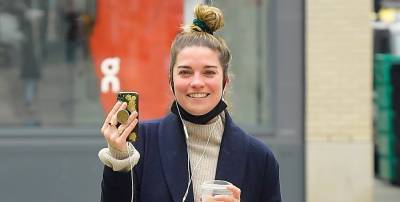 Annie Murphy is All Smiles While Taking a Video Call in NYC - www.justjared.com - New York