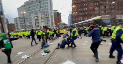 Footage shows moment police break up 'Kill the Bill' demonstration after protesters block tram tracks - www.manchestereveningnews.co.uk - Manchester