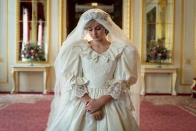 ‘The Crown”s Production Designer Took A Public Tour Of Buckingham Palace For Inspiration - etcanada.com