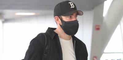 John Krasinski Tries to Keep a Low Profile While Jetting Out of NYC - www.justjared.com - New York - Boston