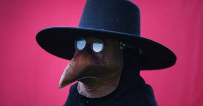 Dumfries police hunting for person spotted around town wearing black plague doctor costume - www.dailyrecord.co.uk