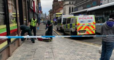 Man left covered in blood from horrific head wound as cops race to ‘ongoing incident’ in Glasgow - www.dailyrecord.co.uk