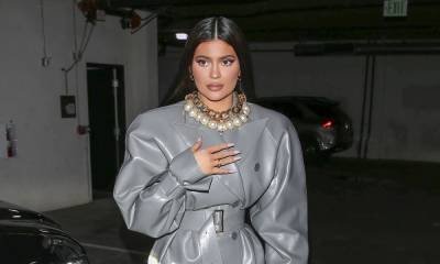 Kylie Jenner stepped out in another trench coat look that was paired with a massive pearl necklace - us.hola.com - Beverly Hills