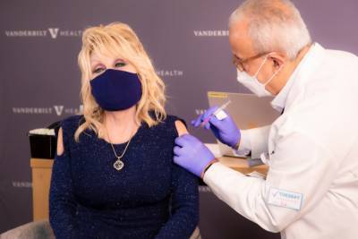 Dolly Parton gets first vaccine dose, calls anti-vaxxers ‘cowards’ - nypost.com - Tennessee