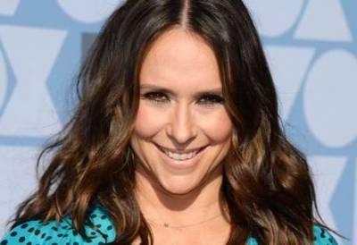 Jennifer Love Hewitt forced to fend off ‘gross’ media questions about her breasts as a teenage actor - www.msn.com