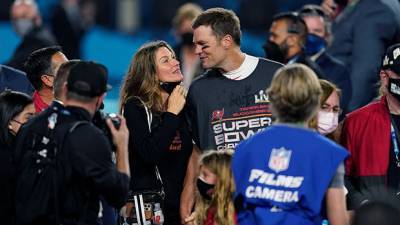 Tom Brady, 43, Sports Knee Wrap After Surgery Snuggles With Gisele On Vacation - hollywoodlife.com - county Bay - Costa Rica