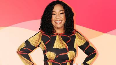How Shonda Rhimes Transformed TV, From 'Grey's Anatomy' to 'Bridgerton' and Everything In Between - www.etonline.com