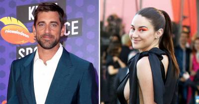 Aaron Rodgers and Fiancee Shailene Woodley Hold Hands While Enjoying a Meal Together in Arkansas - www.usmagazine.com - state Arkansas