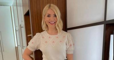 Holly Willoughby embraces the sunshine and ditches high heels after painful injury — get her look here - www.ok.co.uk